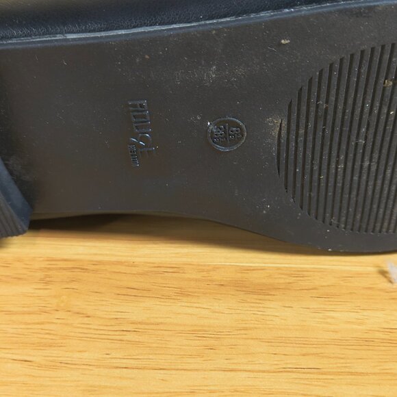 Rogue Women’s Black Loafers | Size 8.5 | Classic Slip-On Comfort - Picture 4 of 6